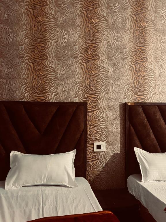 Postel nebo postele na pokoji v ubytování Radha Madhavam Luxurious Boutique Stay