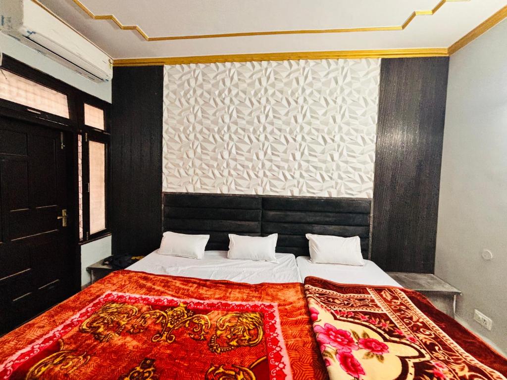 Postel nebo postele na pokoji v ubytování Radha Madhavam Luxurious Boutique Stay