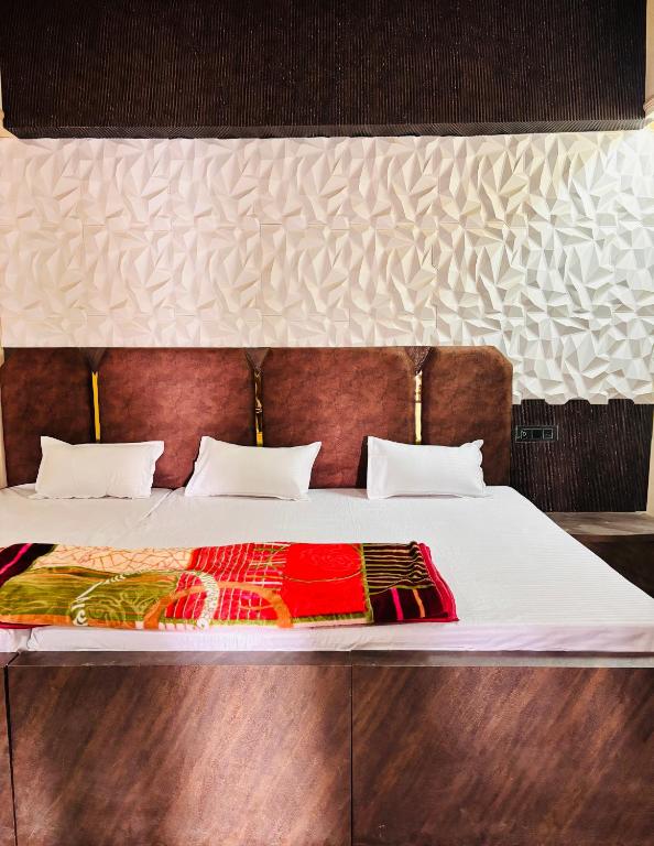Postel nebo postele na pokoji v ubytování Radha Madhavam Luxurious Boutique Stay