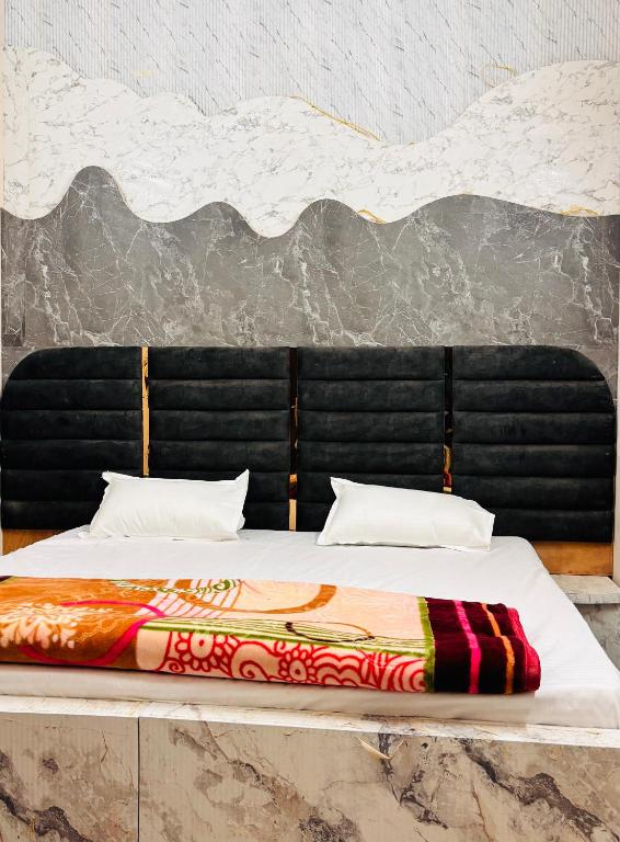 Postel nebo postele na pokoji v ubytování Radha Madhavam Luxurious Boutique Stay