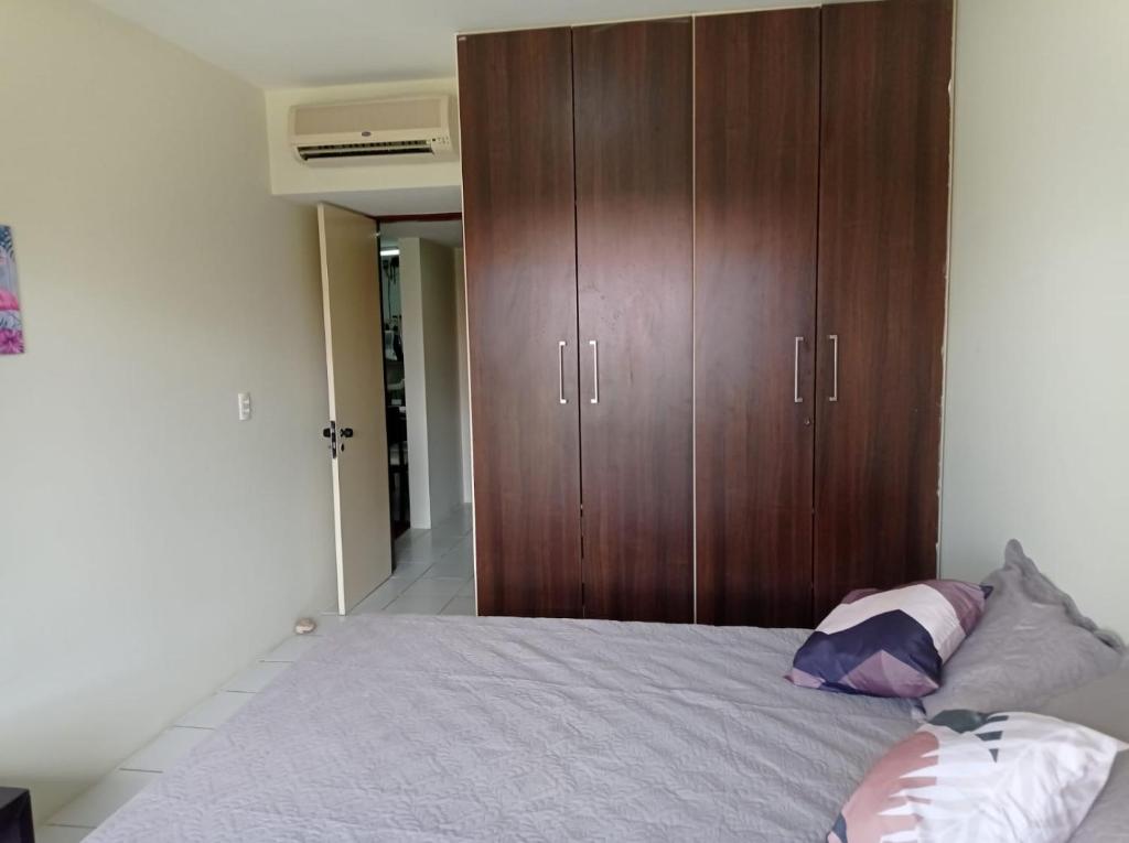 Postel nebo postele na pokoji v ubytování FLATS MONTE CASTELO GRAVATÁ MELHOR LOCALIZAÇÃo
