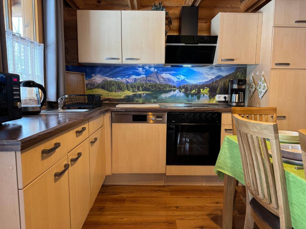 Kuchyň nebo kuchyňský kout v ubytování Alpenglück Blockhaus in der Ziegelwies Füssen