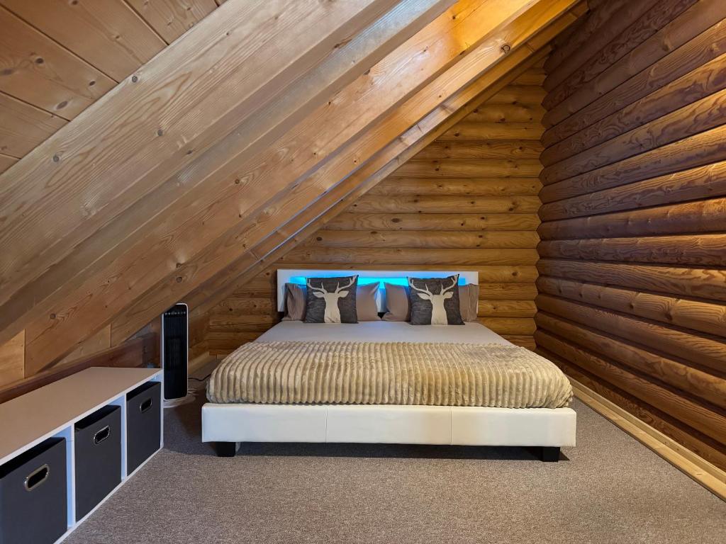 Postel nebo postele na pokoji v ubytování Alpenglück Blockhaus in der Ziegelwies Füssen