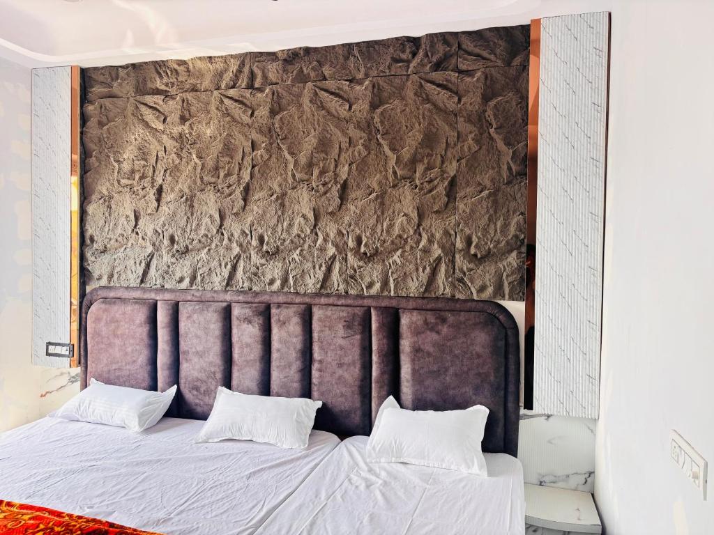 Postel nebo postele na pokoji v ubytování Radha Madhavam Luxurious Boutique Stay