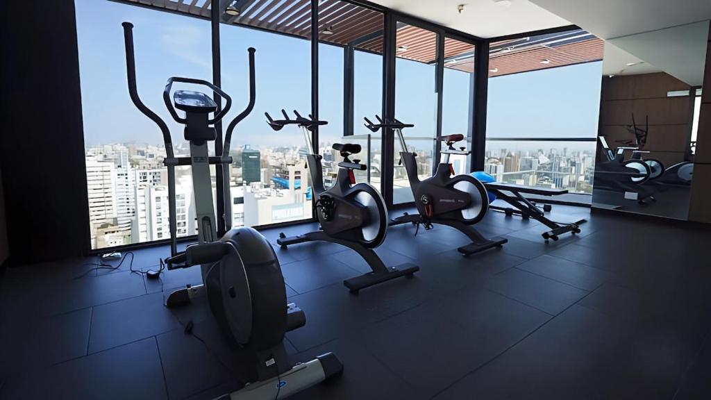 un gimnasio con varias máquinas de cardio en un edificio en Exclusivo Apartamento-Sky Four, en Lima