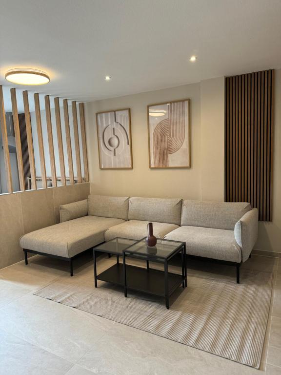 Una sala de estar con un sofá y una mesa de café. en L&K Apartment, en Metzingen
