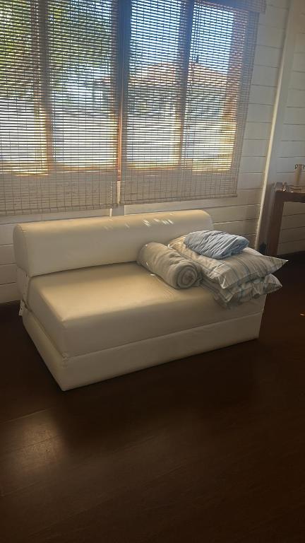 1 cama en una habitación con 2 ventanas en Linda chácara com localização privilegiada, en Águas de Lindóia