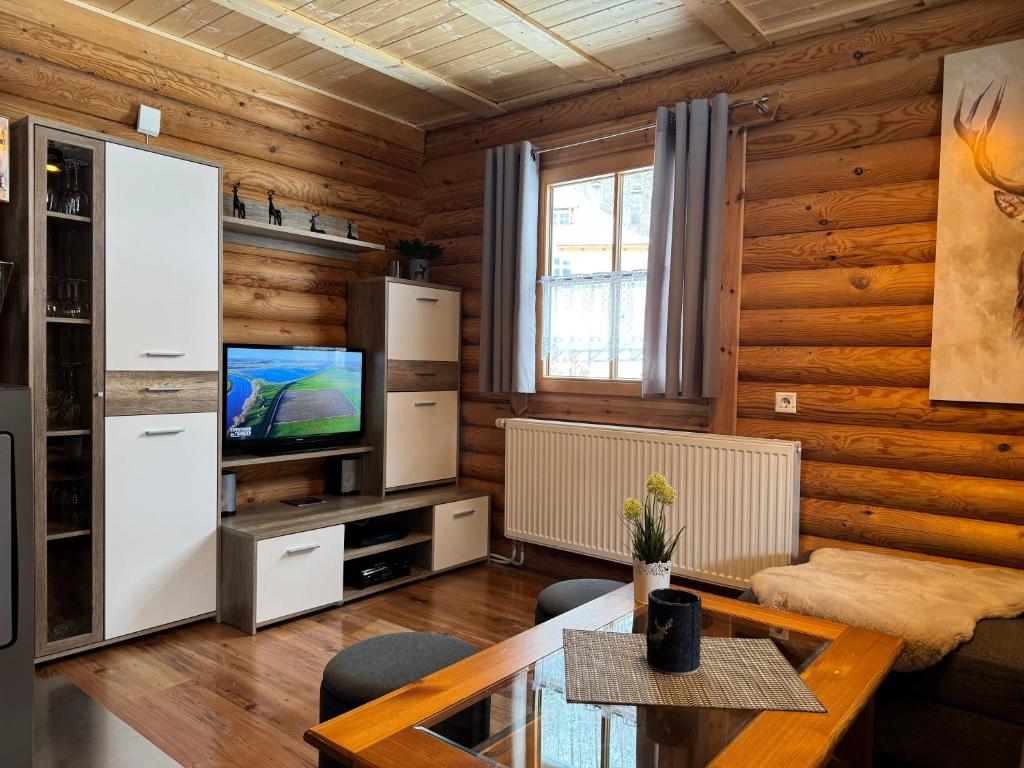 Kuchyň nebo kuchyňský kout v ubytování Alpenglück Blockhaus in der Ziegelwies Füssen