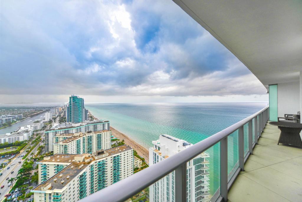 un balcone con vista sull'oceano di Stunning Condo 2/2 At Hyde BeachResort Beach Front a Hollywood