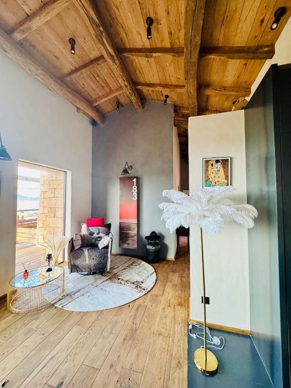 - un salon avec un canapé et un plafond en bois dans l'établissement Terradigaya, à Pietrosella