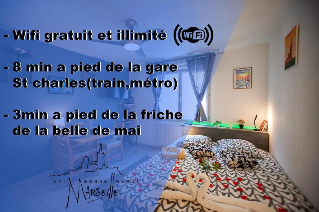 - un lit à baldaquin dans une chambre dans l'établissement Marseille Gare SNCF Saint Charles, city center, à Marseille