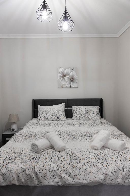 Postel nebo postele na pokoji v ubytování Comfortable Suites 2