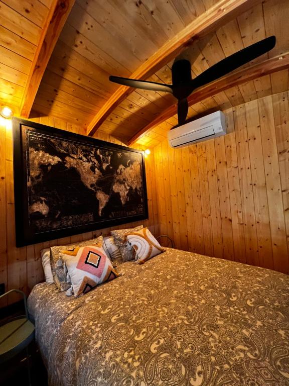 Katil atau katil-katil dalam bilik di Costa Brava Insólita con Piscina Privada, AC, WIFI, Parking, Terraza