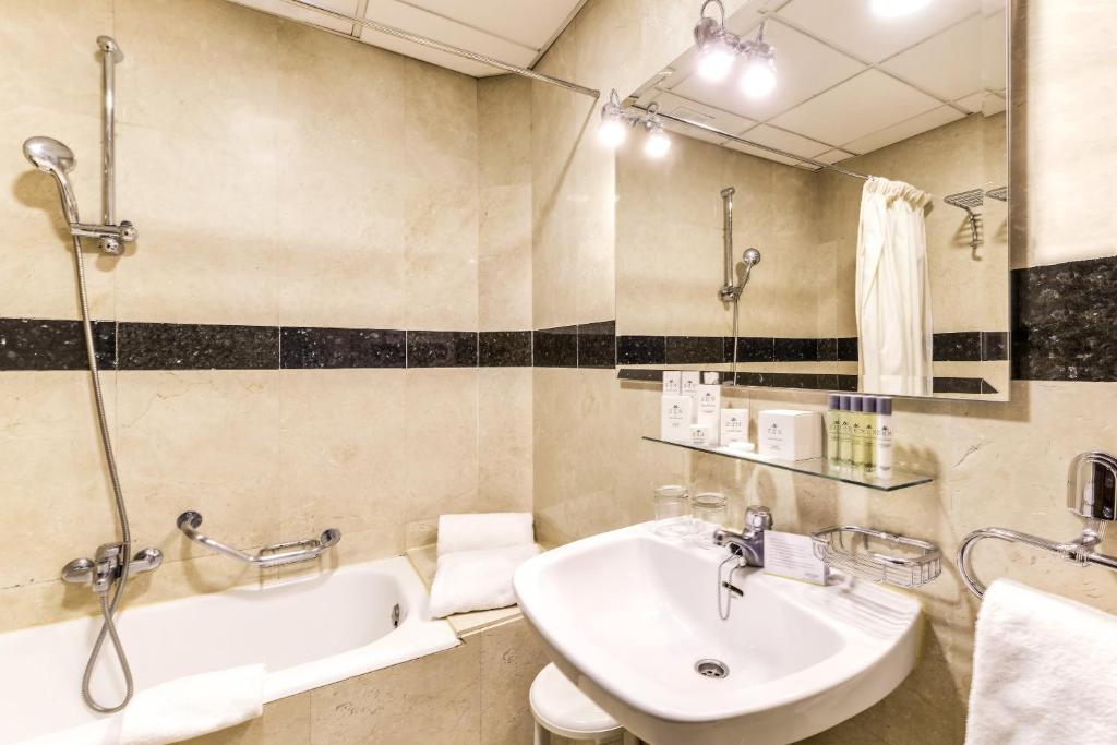 Koupelna v ubytování Hotel Sercotel Alfonso VI