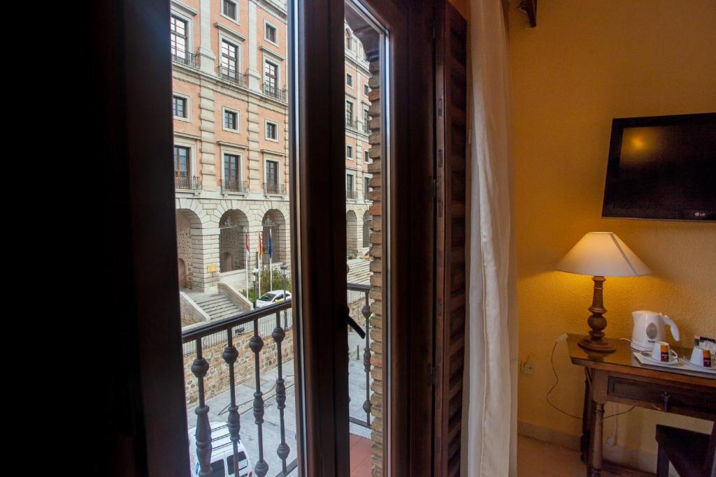 TV a/nebo společenská místnost v ubytování Hotel Sercotel Alfonso VI