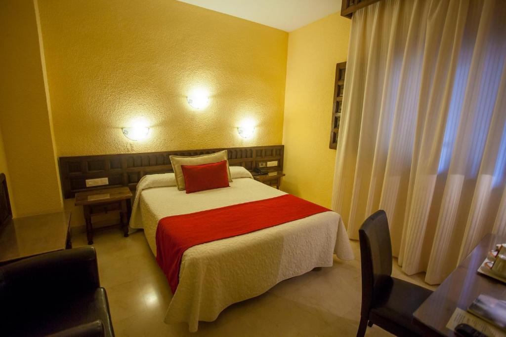 Postel nebo postele na pokoji v ubytování Hotel Sercotel Alfonso VI