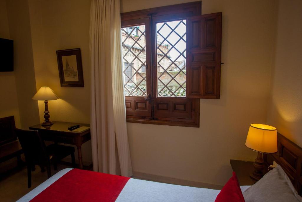 Postel nebo postele na pokoji v ubytování Hotel Sercotel Alfonso VI