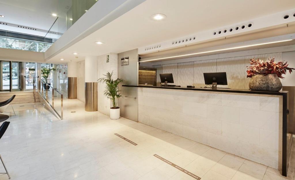 The lobby or reception area at Sercotel Caspe
