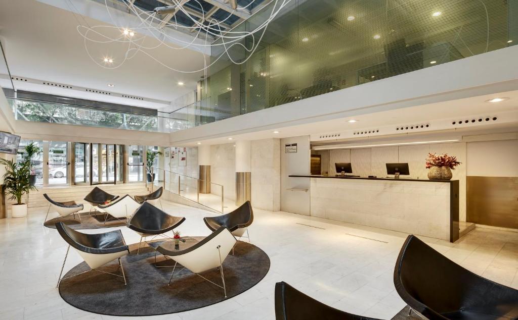 A seating area at Sercotel Caspe