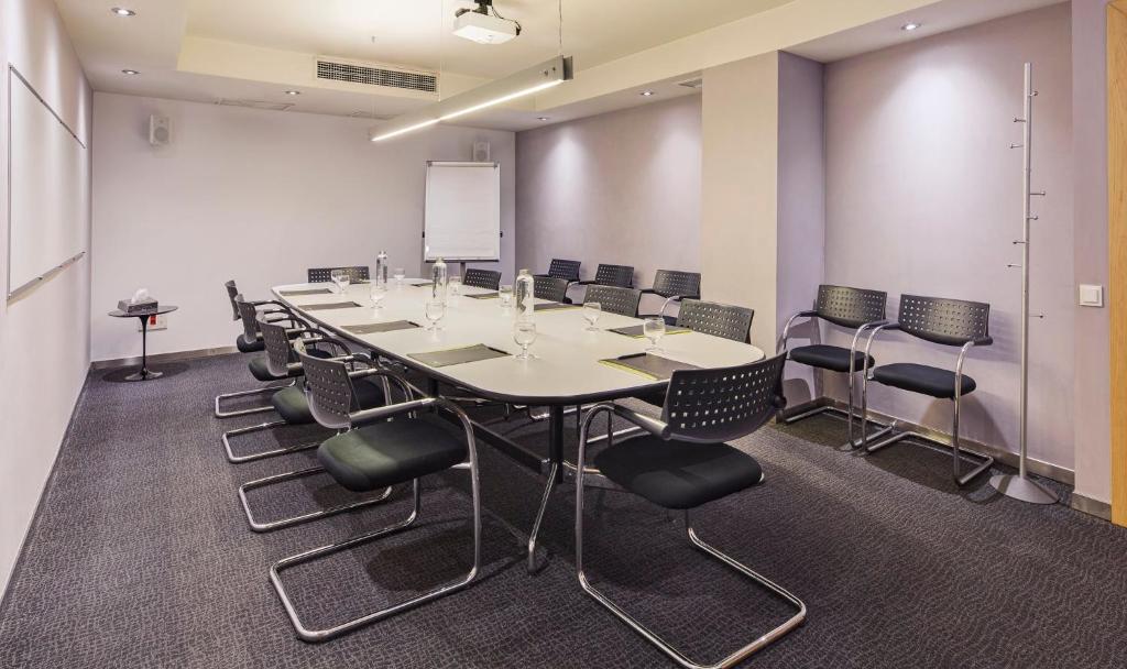 The business area and/or conference room at Sercotel Caspe