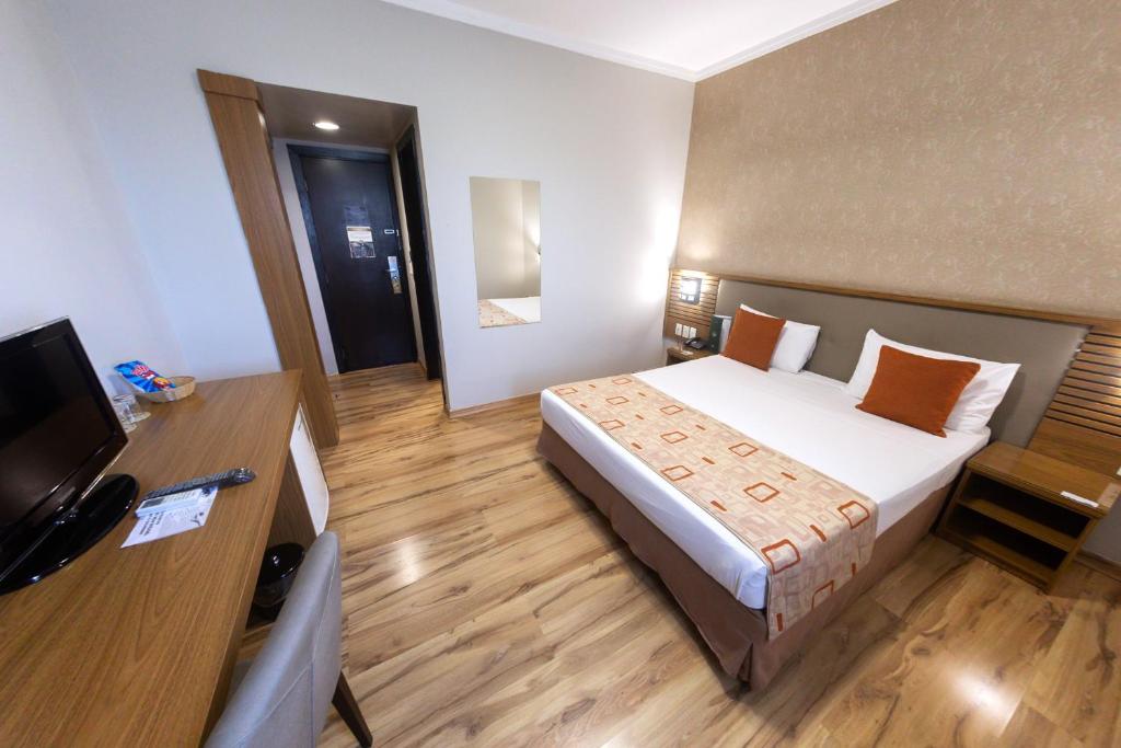 Postel nebo postele na pokoji v ubytování Class Hotel Alfenas