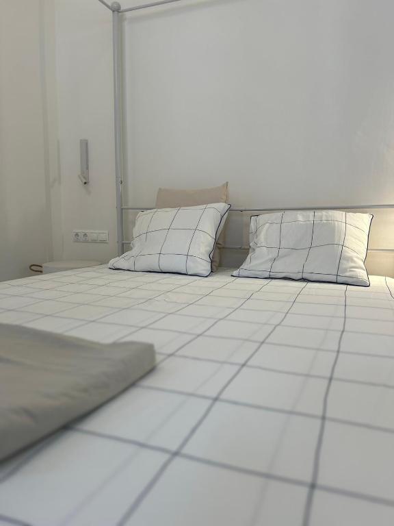 Postel nebo postele na pokoji v ubytování NYC Villa Spetses
