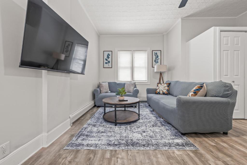 un soggiorno con un divano e una TV di Spacious 3-Bedroom Apartment near NYC - 15min to Times Square, Empire State Building, Central Park, Statue of Liberty a Jersey City