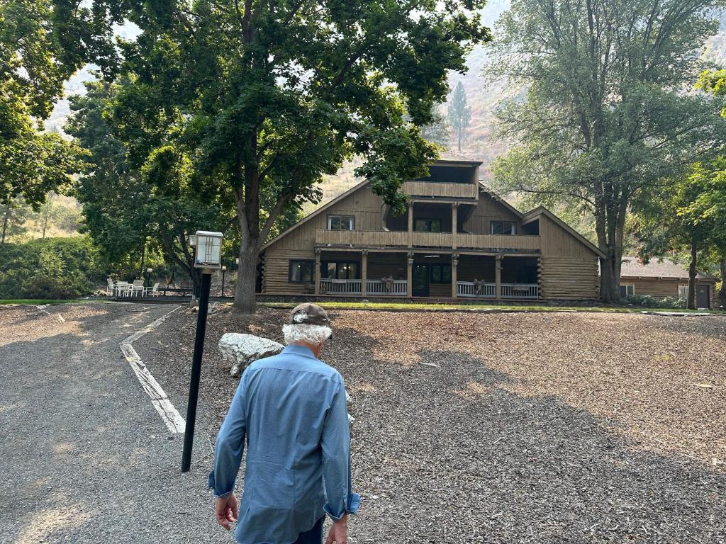 un hombre está parado frente a un edificio en The Community at Riggins Hot Springs, en Riggins