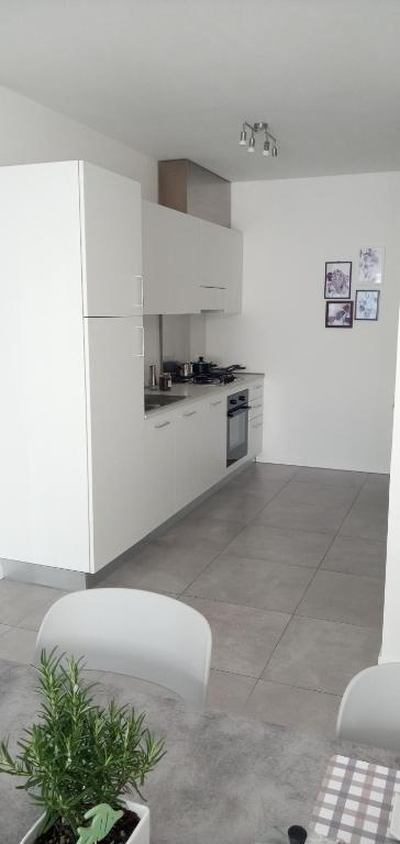 Kuchyň nebo kuchyňský kout v ubytování casa MEV è un attico in centro a Fiume Veneto