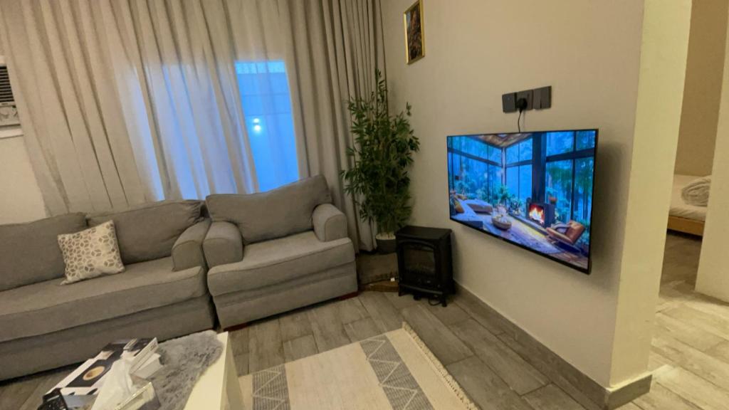 TV a/nebo společenská místnost v ubytování شاليه الياسمين