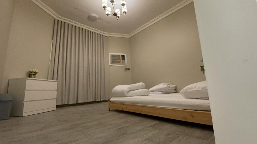 Postel nebo postele na pokoji v ubytování شاليه الياسمين