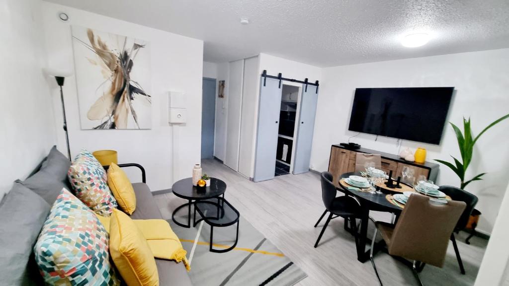 un salon avec un canapé et une table dans l'établissement Studio contemporain aux portes de Genève, à Ferney-Voltaire