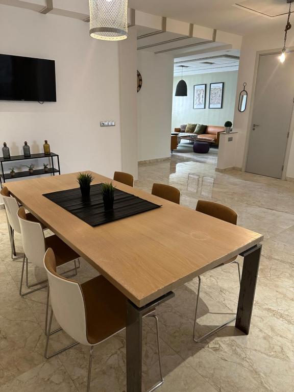 TV a/nebo společenská místnost v ubytování appartement à oujda