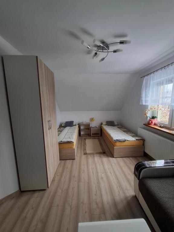 una stanza con tre letti e una finestra di Noclegi, agroturystyka, pokoje a Konstantynów