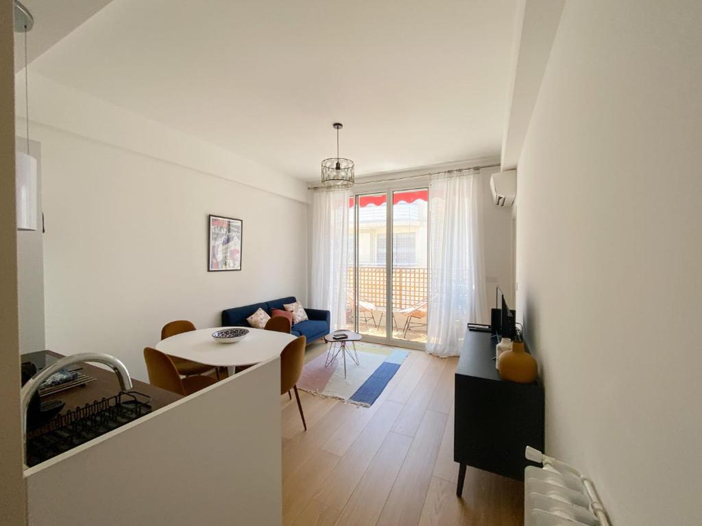 un salon avec un canapé et une table dans l'établissement Mediterranee - un trois pièces à deux pas de la plage, à Nice