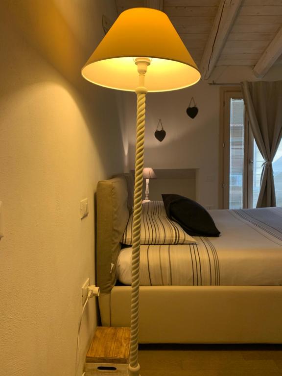 een lamp in een kamer naast een bed bij Antonella Gardalake 2 in Desenzano del Garda