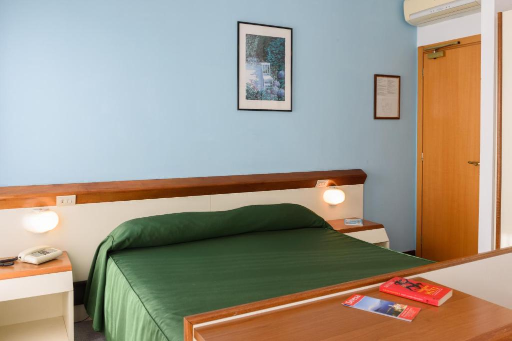 Postel nebo postele na pokoji v ubytování Hotel Italie et Suisse