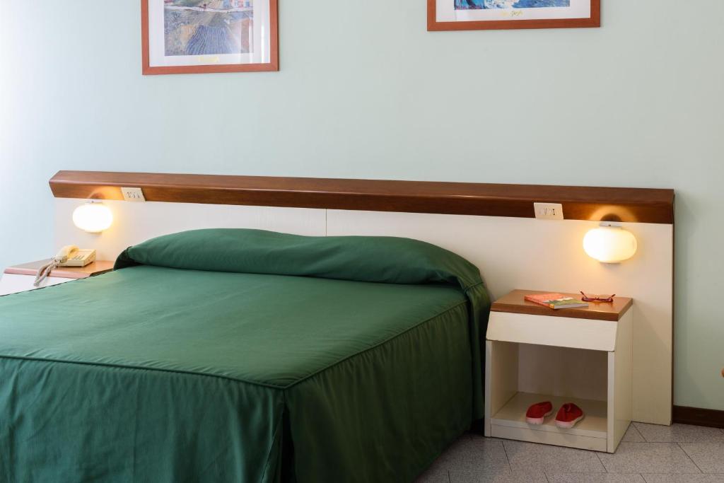 Postel nebo postele na pokoji v ubytování Hotel Italie et Suisse