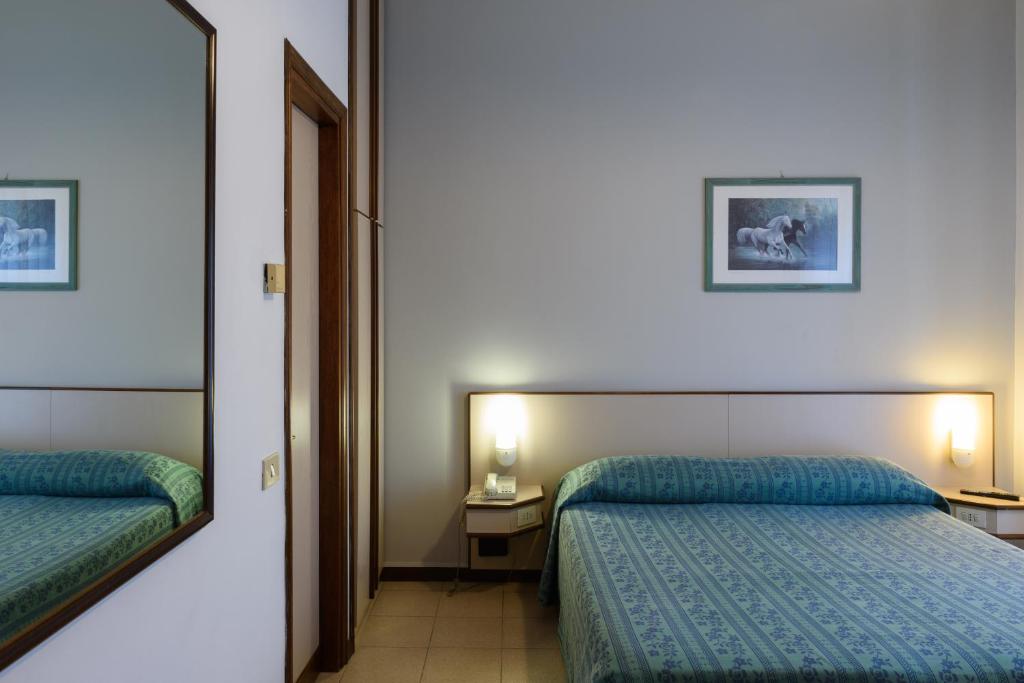 Postel nebo postele na pokoji v ubytování Hotel Italie et Suisse