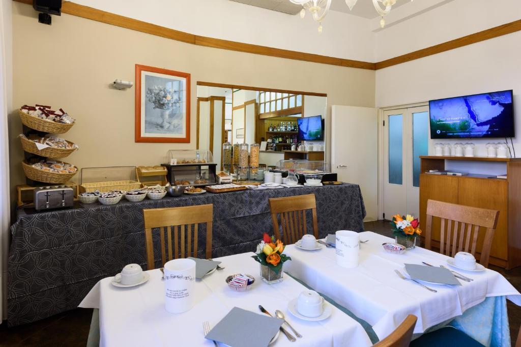 TV a/nebo společenská místnost v ubytování Hotel Italie et Suisse