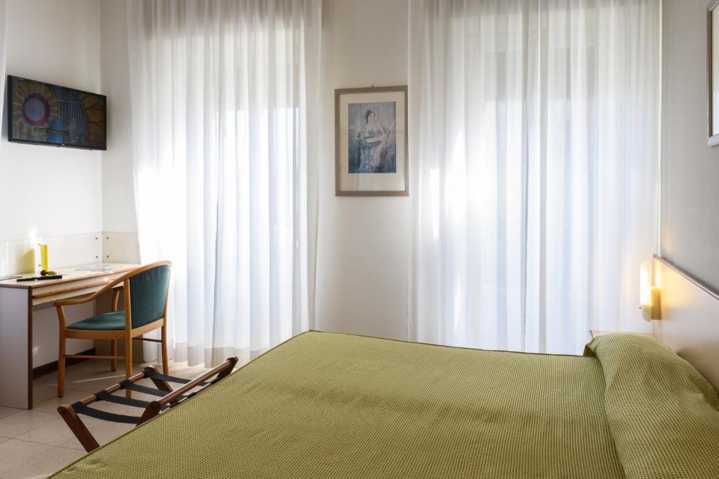 Postel nebo postele na pokoji v ubytování Hotel Italie et Suisse