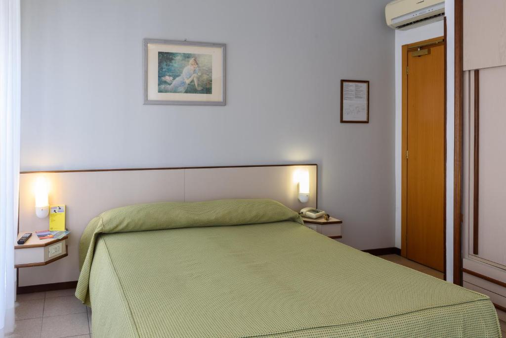 Postel nebo postele na pokoji v ubytování Hotel Italie et Suisse