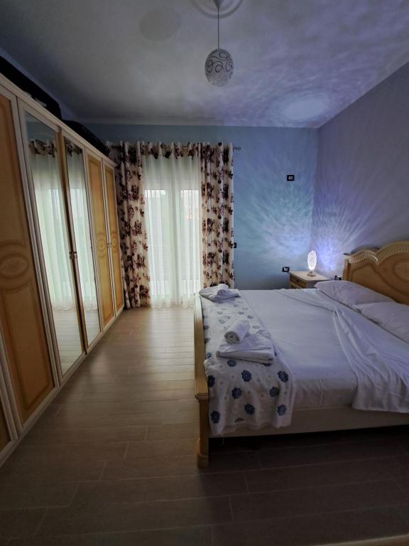 Postel nebo postele na pokoji v ubytování Gili & Delo luxury Apartments