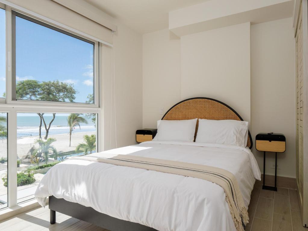 Postel nebo postele na pokoji v ubytování Surfside Playa Caracol Apartment with Hotel Amenities