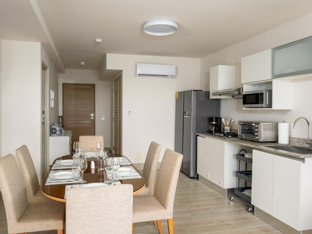 Kuchyň nebo kuchyňský kout v ubytování Surfside Playa Caracol Apartment with Hotel Amenities