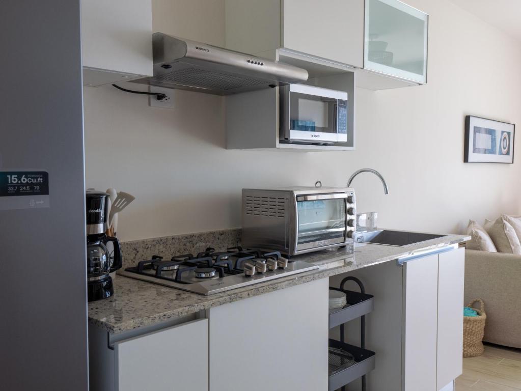 Kuchyň nebo kuchyňský kout v ubytování Surfside Playa Caracol Apartment with Hotel Amenities