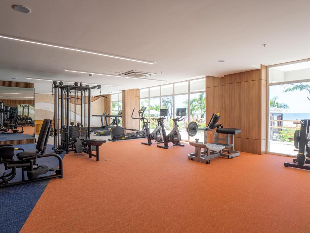 Fitness centrum a/nebo fitness zařízení v ubytování Surfside Playa Caracol Apartment with Hotel Amenities
