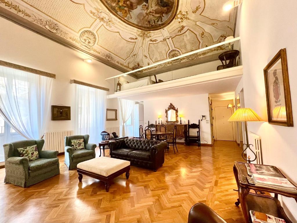 een woonkamer met meubilair en een plafond bij Case Natoli - Residenze d'Epoca in Palermo