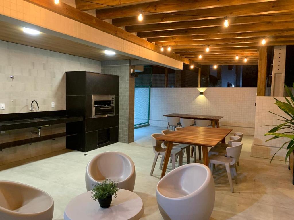 Kuchyň nebo kuchyňský kout v ubytování Quarto e Sala na Ponta Verde e Pajuçara