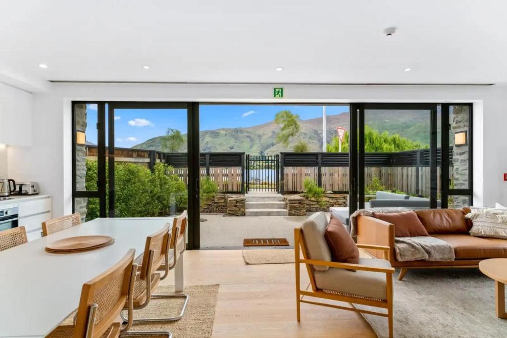 Χώρος καθιστικού στο Lakeview Luxury Villa